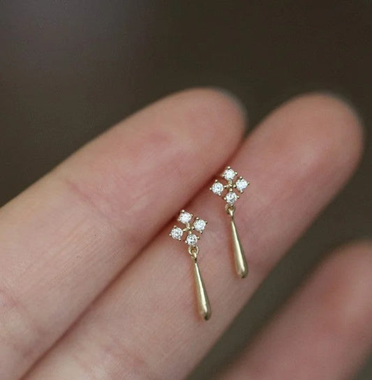 "Elegant Gold Teardrop Dangle Earrings with Diamond Cluster – Minimalist Drop Earrings for Women"