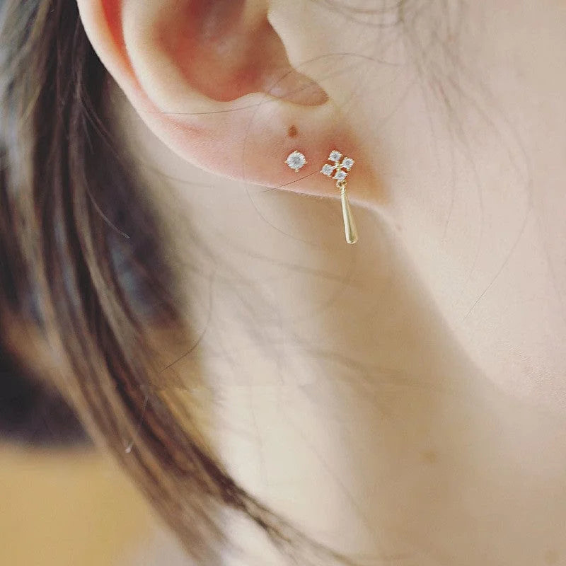 "Elegant Gold Teardrop Dangle Earrings with Diamond Cluster – Minimalist Drop Earrings for Women"