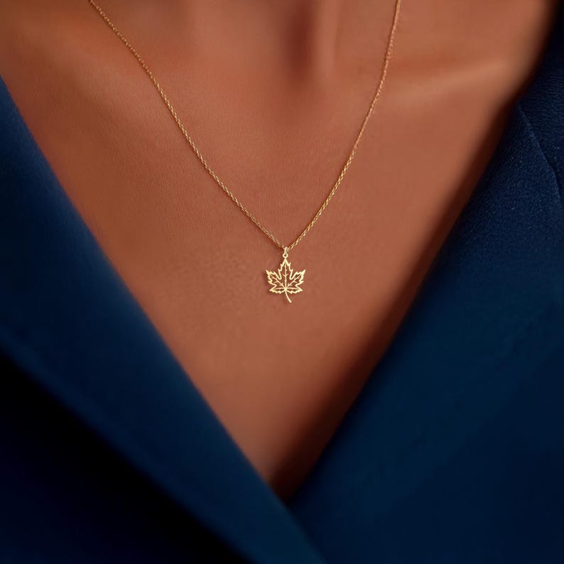 "Sterling Silver Leaf Pendant Necklace – Dainty Nature Jewelry for Everyday Wear"