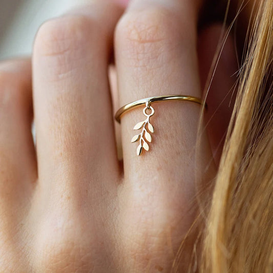 Silver Leaf Ring for Nature Lovers – Minimalist & Stylish